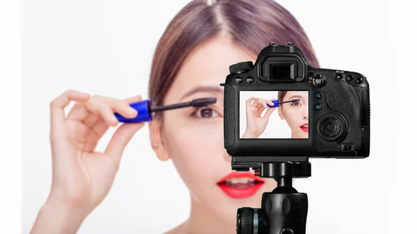 Asiático feminino aplicando rímel, vlog conceito — Fotografia de Stock