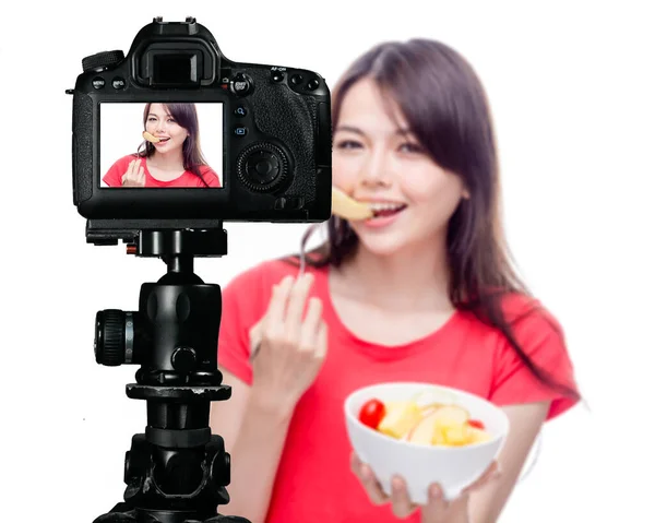 Aziatisch voedsel vlogger met fruit salade achter de camera — Stockfoto