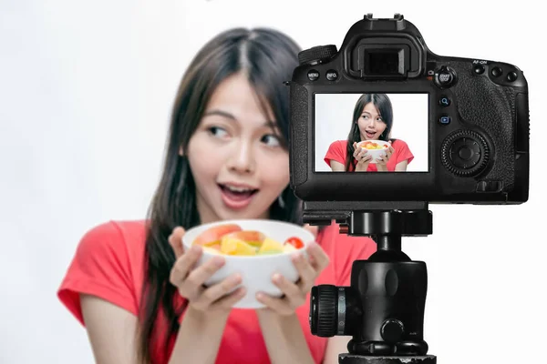 Asiático comida vlogger com salada de frutas atrás da câmera — Fotografia de Stock