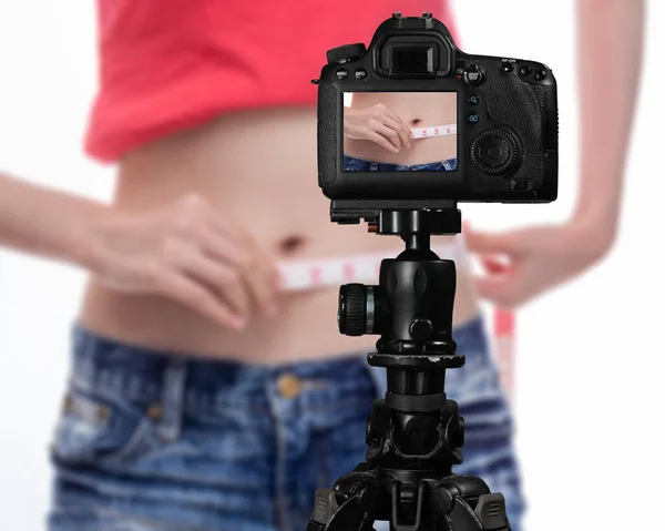 亚洲vlogger测量腰围相机，社交媒体简洁 — 图库照片