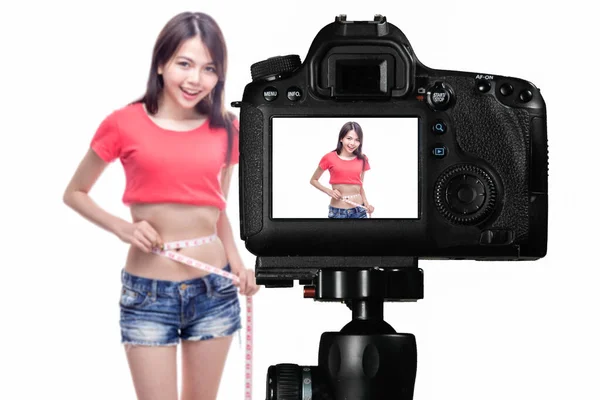 Азиатский блогер измеряет талию за камерой, концепция социальных сетей — стоковое фото