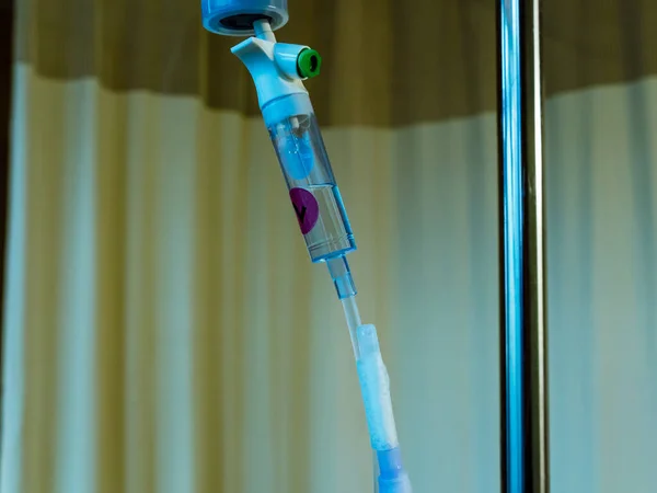 Injekční roztok kape v nemocničním pokoji — Stock fotografie