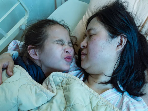 Chinês mãe e filha deitado na cama hosital — Fotografia de Stock