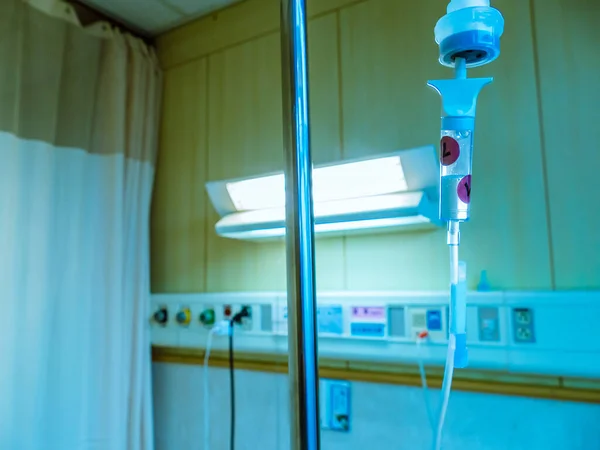 Perfusion intraveineuse saline dans la chambre d'hôpital — Photo