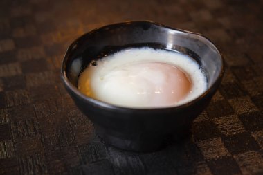 Japon usulü yavaş pişmiş yumurta.