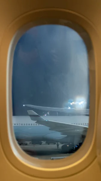 机场通过窗户的飞机 — 图库照片