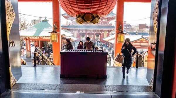 Crowds of tourists visit Sensoji Temple in Asakusa prefecture, T — ストック写真