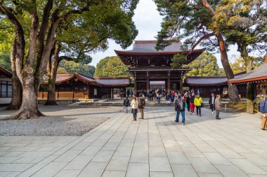 Shibuya, Tokyo 'daki Meiji Tapınağı' nda turist kalabalığı.