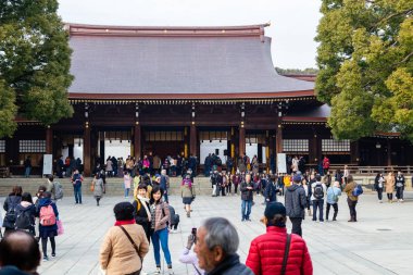 Shibuya, Tokyo 'daki Meiji Tapınağı' nda turist kalabalığı.