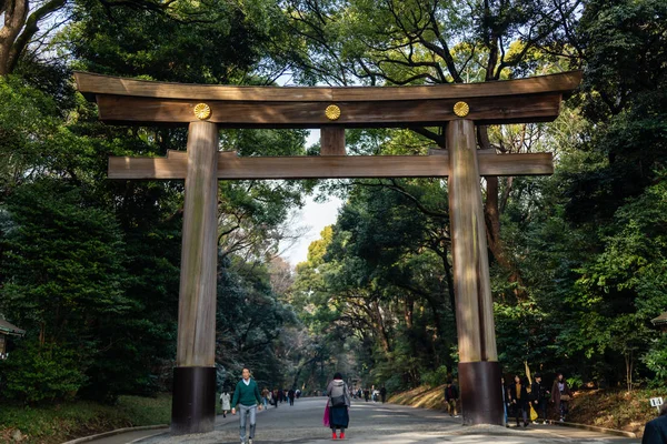 Folkmassor vid torii porten till Meiji helgedomen i Shibuya, Tokyo — Stockfoto