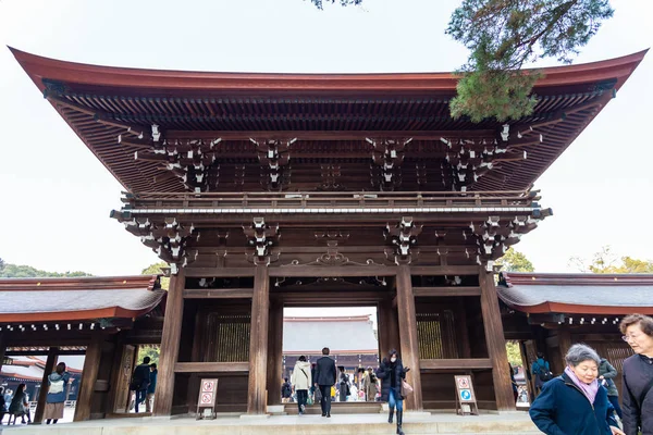 Multitud de turistas en el santuario de Meiji en Shibuya, Tokio . —  Fotos de Stock