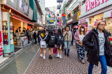 Harajuku 'da insanlar Takeshita caddesinde yürüyor