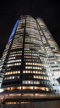 Roppongi Hills Mori Kulesi, gece manzaralı.