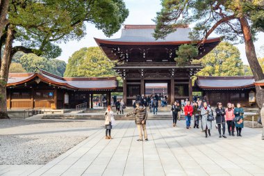 Shibuya, Tokyo 'daki Meiji Tapınağı' nda turist kalabalığı.