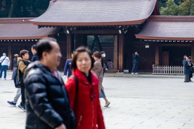 Shibuya, Tokyo 'daki Meiji Tapınağı' nda turist kalabalığı.