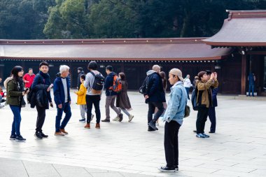 Shibuya, Tokyo 'daki Meiji Tapınağı' nda turist kalabalığı.