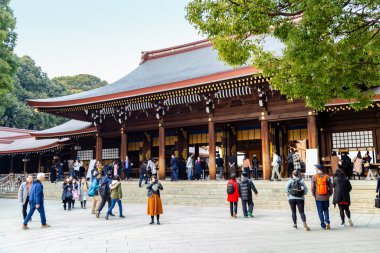 Shibuya, Tokyo 'daki Meiji Tapınağı' nda turist kalabalığı.