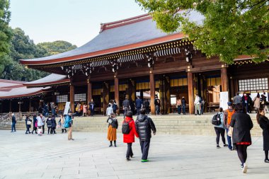Shibuya, Tokyo 'daki Meiji Tapınağı' nda turist kalabalığı.