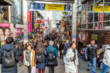 Harajuku 'da insanlar Takeshita caddesinde yürüyor