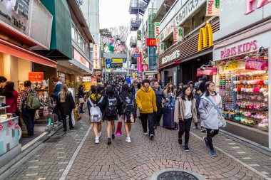 Harajuku 'da insanlar Takeshita caddesinde yürüyor