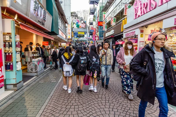People walk along Takeshita street in Harajuku — Stock Photo, Image