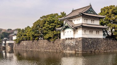 Tokyo İmparatorluk Sarayı 'ndaki hendeğin üzerindeki gözetleme kulesi.