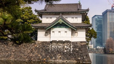 Tokyo İmparatorluk Sarayı 'ndaki hendeğin üzerindeki gözetleme kulesi.
