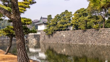 Tokyo İmparatorluk Sarayı 'ndaki hendeğin üzerindeki gözetleme kulesi.