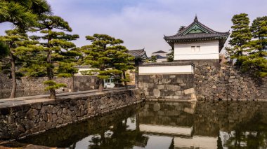 Tokyo İmparatorluk Sarayı 'ndaki hendeğin üzerindeki gözetleme kulesi.