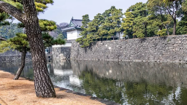 Guard tower over moat at Tokyo Imperial Palace Japan — Stock Photo, Image