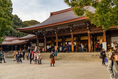 Shibuya, Tokyo 'daki Meiji Tapınağı' nda turist kalabalığı.
