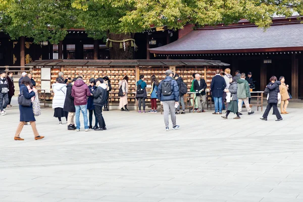 Crowds of tourists in Meiji Shrine in Shibuya, Tokyo. — Stock Photo, Image