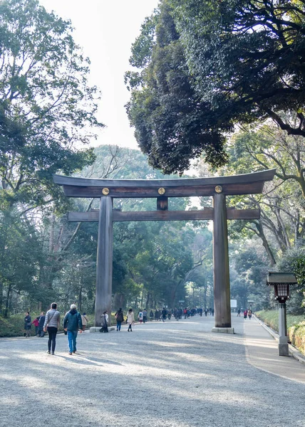 Folkmassor vid torii porten till Meiji helgedomen i Shibuya, Tokyo. — Stockfoto