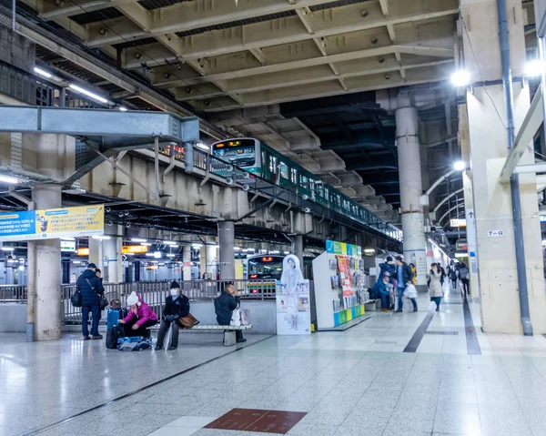 Commuters at Japanese subway station — Stock Photo, Image