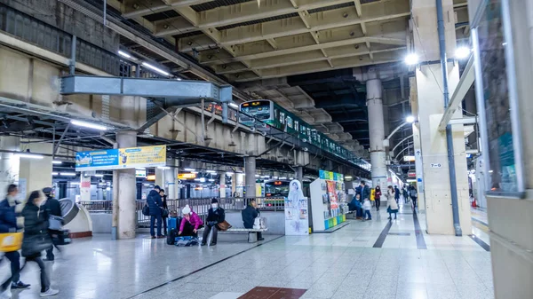 Commuters at Japanese subway station — Stock Photo, Image