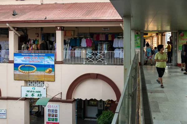 Bogyoke Aung San Market, um bazar no centro de Rangum. O mercado — Fotografia de Stock