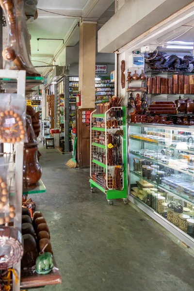 Bogyoke Aung San Market, een bazaar in centraal Yangon. De markt — Stockfoto