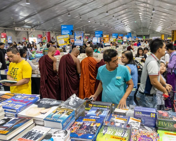 Käufer auf der großen Bad-Wolf-Buchmesse in Rangun, der größten der Welt — Stockfoto