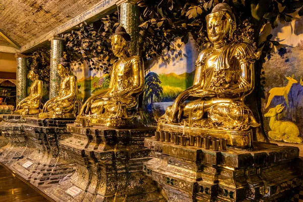 Golden Buddhas en la pagoda Shwedagon en Rangún — Foto de Stock
