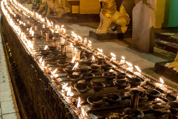 Bougies à la pagode Shwedagon à Yangon — Photo