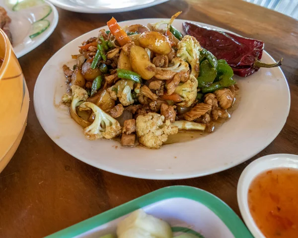 Sélection Plats Birmans Dans Myanmar Rural Avec Poulet Maigre Soupe — Photo