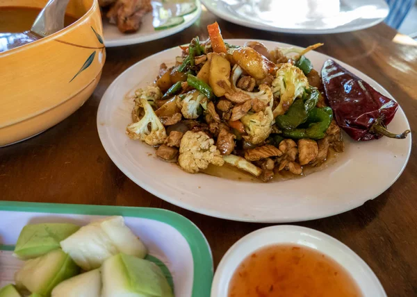 Sélection Plats Birmans Dans Myanmar Rural Avec Poulet Maigre Soupe — Photo