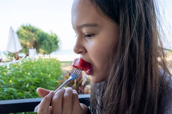 Tween girl eats watermelon with a fork — Stock Photo, Image