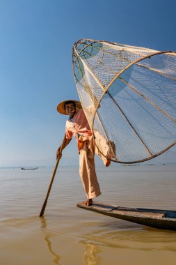 Myanmar 'daki Inle Gölü' nde geleneksel balıkçılar