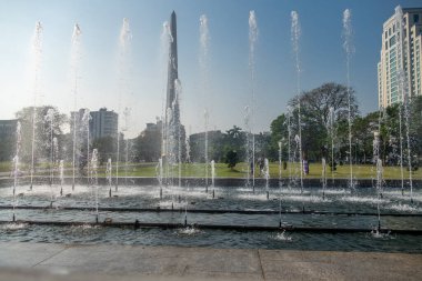 Bağımsızlık Anıtı, 46 metre yüksekliğinde, beş kuleyle çevrili. 