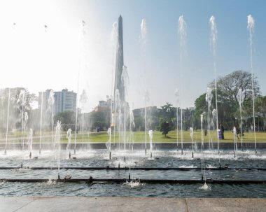 Bağımsızlık Anıtı, 46 metre yüksekliğinde, beş kuleyle çevrili. 