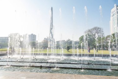 Bağımsızlık Anıtı, 46 metre yüksekliğinde, beş kuleyle çevrili. 