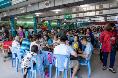 Pathein, Myanmar - 26 Ocak 2020: Ayeyarwady Bölgesi 'nin en büyük şehir ve başkenti olan Pathein' deki büyük bir restoranda yemek yiyen kimliği belirsiz kişiler.