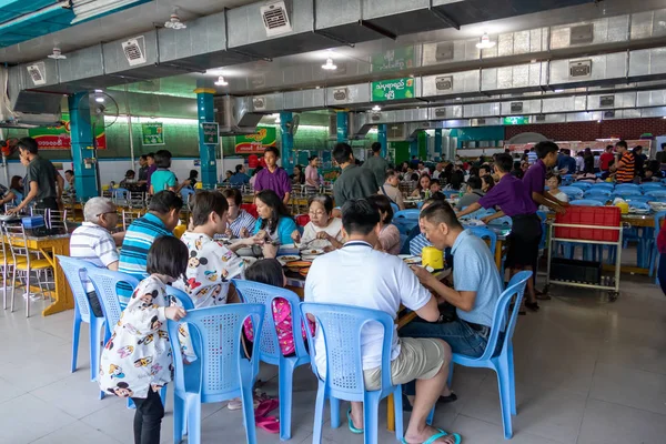 Ongeïdentificeerde mensen eten in een groot restaurant in Pathein, de l — Stockfoto