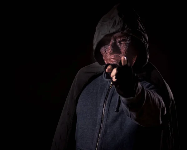 Assassino assustador em máscara segurando faca — Fotografia de Stock